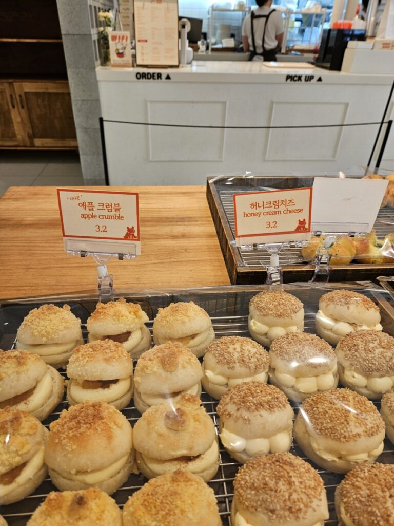 Hanib Bagel Seongsu apple crumble and honey cream cheese mini bagels in Seoul