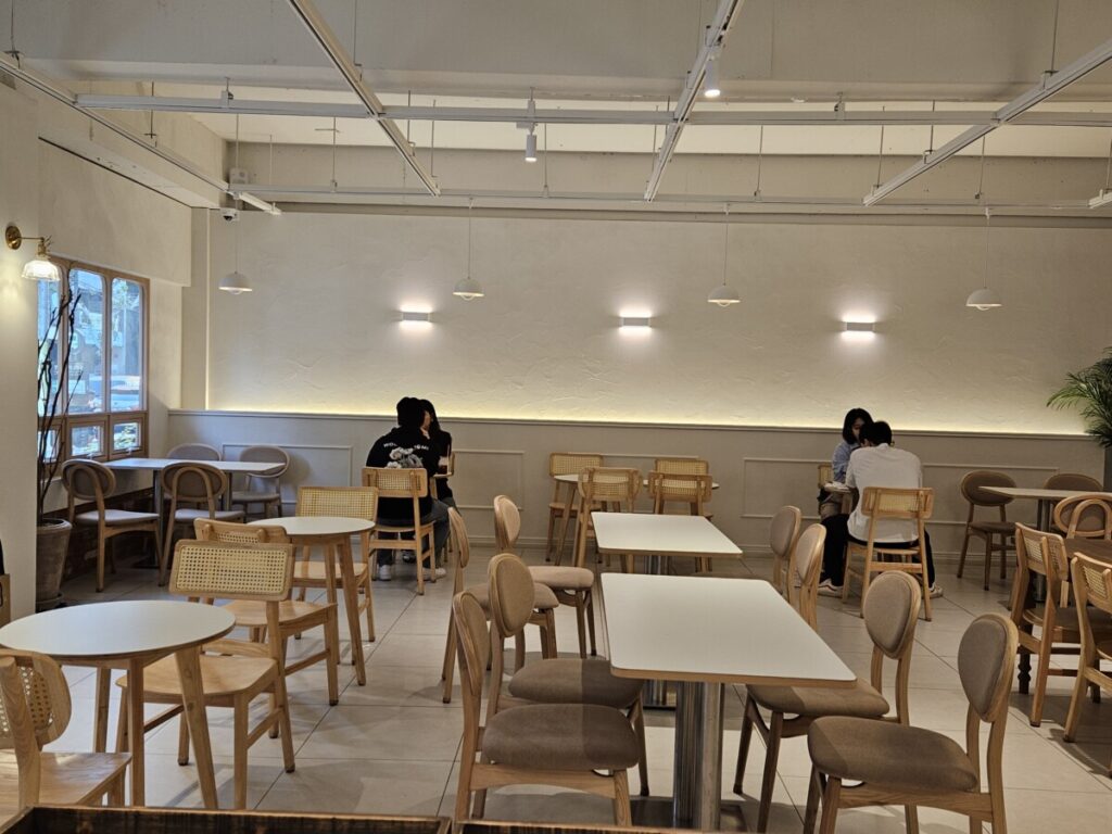 Hanib Bagel Seongsu cozy indoor seating with wooden chairs in Seoul café