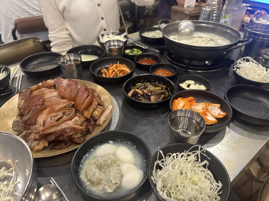 Warm tteok-manduguk served at Manjok Ohyang Jokbal near City Hall Station