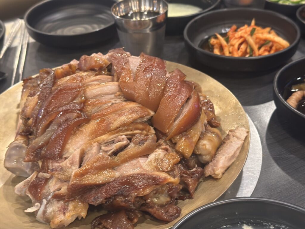 best signiture menu of Manjok Ohyang Jokbal, popular city hall restaurant in Seoul