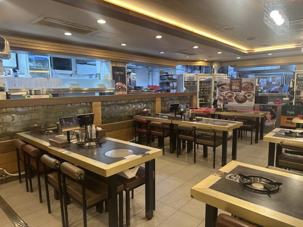 interior of Manjok Ohyang Jokbal, popular city hall restaurant in Seoul