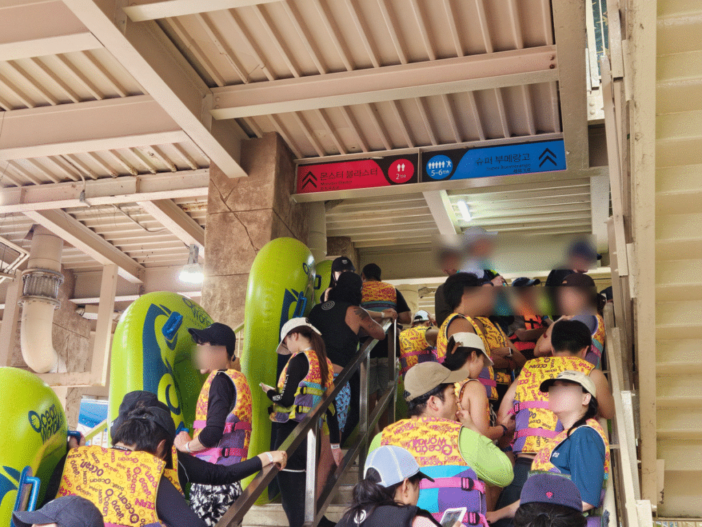 Guests wearing hats and life jackets waiting in line for Monster Blaster ride at Vivaldi Park Ocean World
