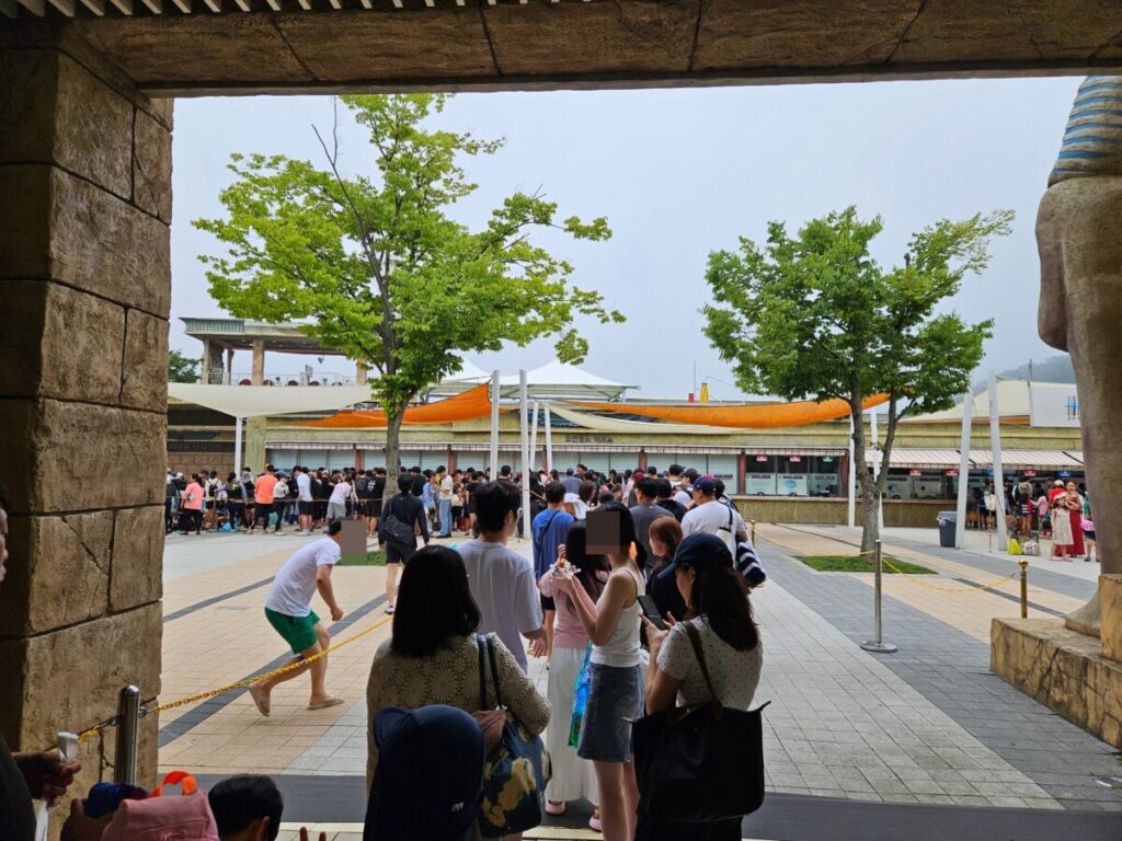 Visitors lining up to buy Ocean World discount tickets at entrance